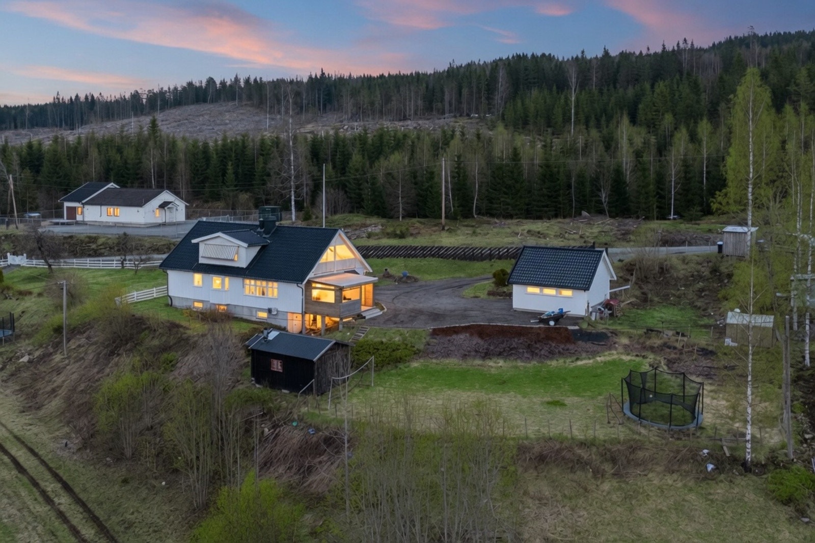 Velkommen til Steinsjøvegen 34! Fotografert av: Jonas Hasselgren v/EFKT. Bilde redigert til kveldstemning med AI. Galleribilde