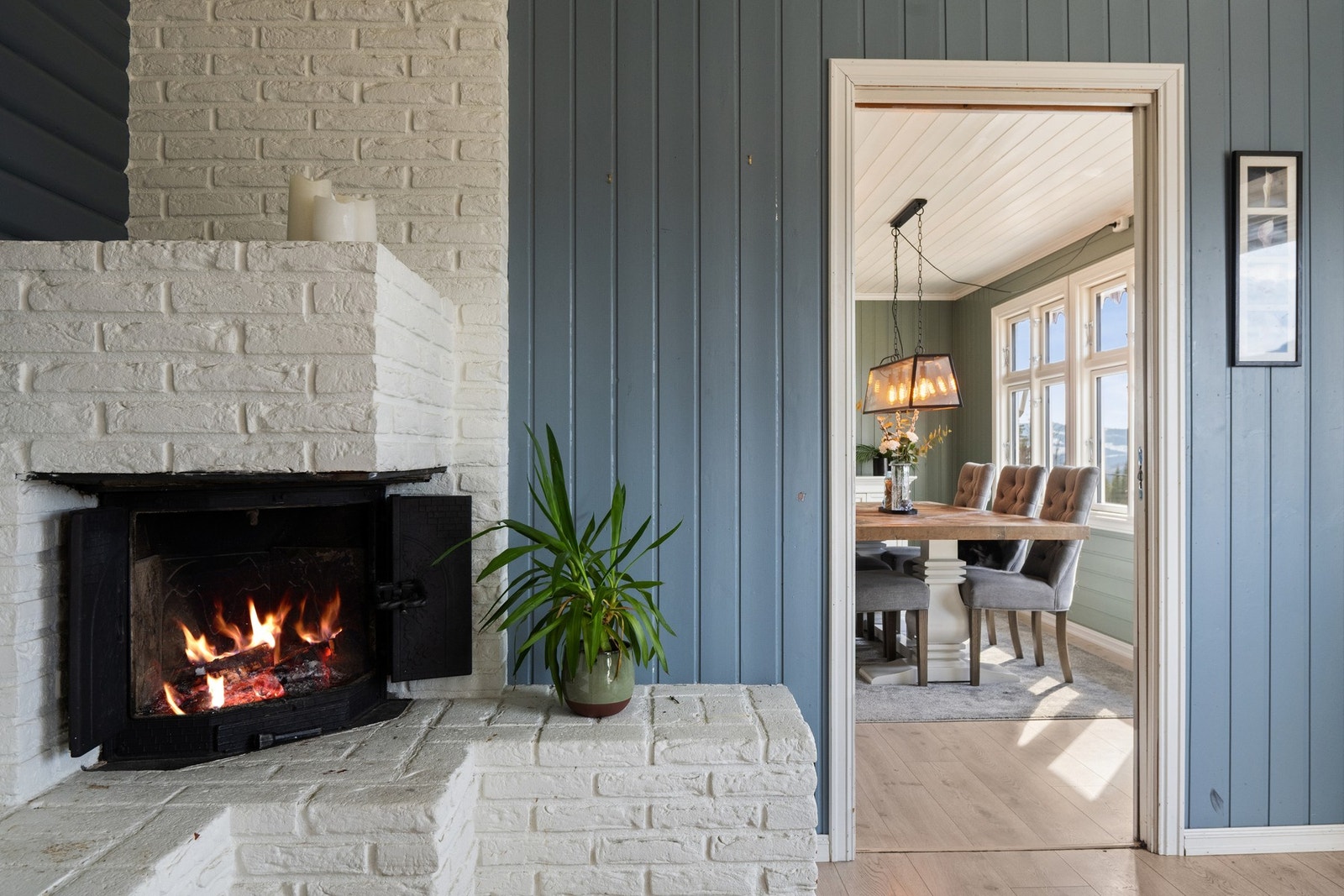 En innbydende peis som skaper god varme og stemning på kalde vinterdager. Galleribilde