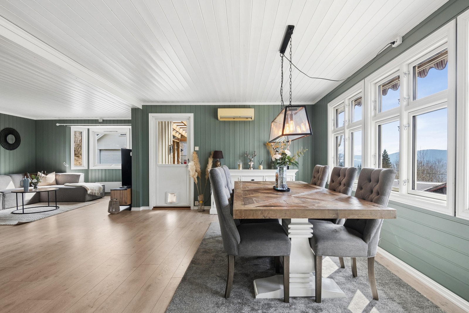 Eiendommen ligger i rolige og naturskjønne omgivelser langs steinsjøvegen ca 9 minutter fra Hurdal sentrum. Galleribilde