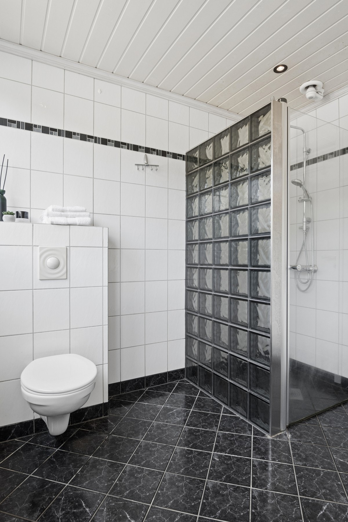Her er det innredning med servant og god skapplass, vegghengt toalett samt dusjnisje med skjermvegg. Galleribilde