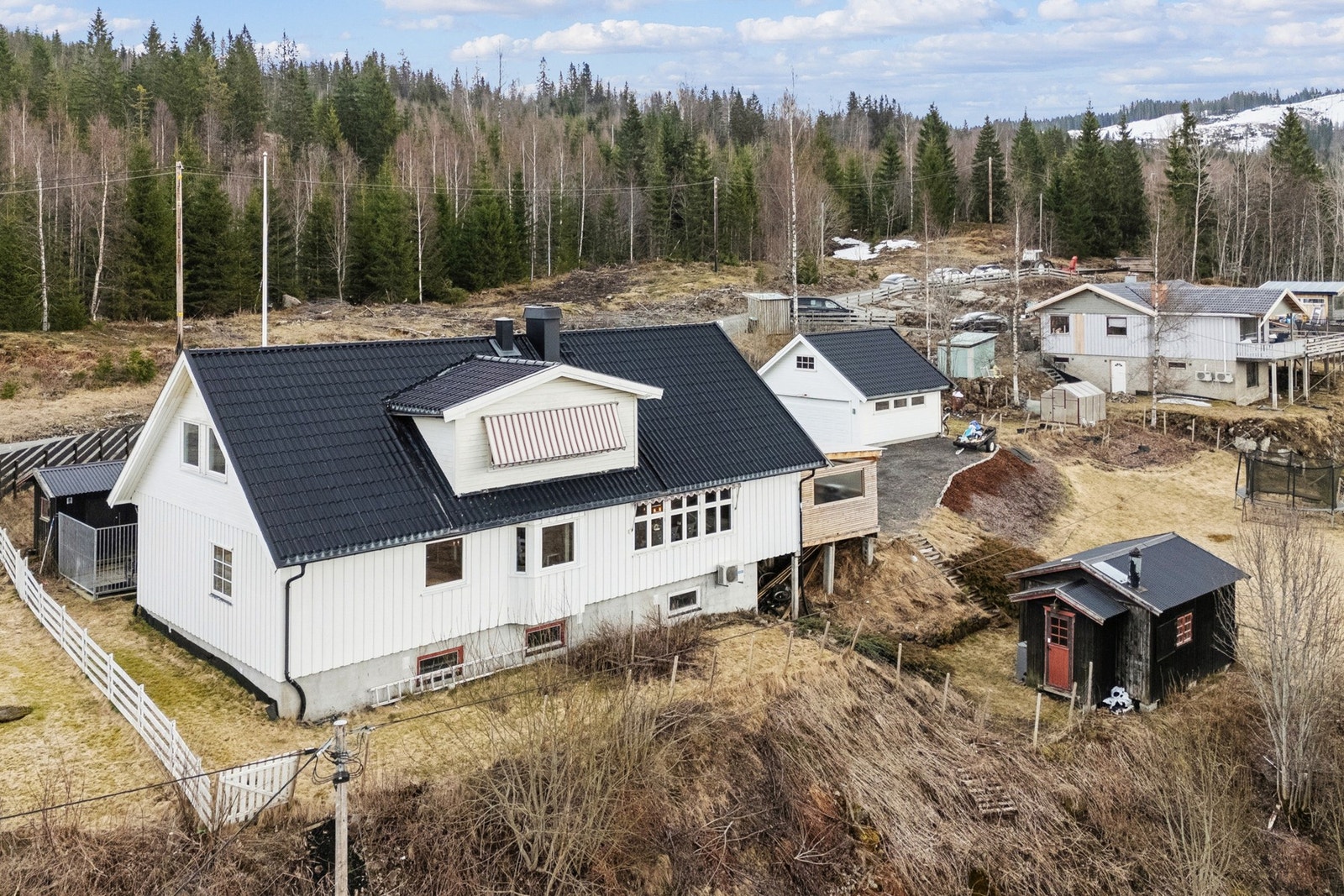 Det er ca 6 km ned til sentrum, og her finner du dagligvare, post i butikk, kafé og kommunale tjenester. Galleribilde