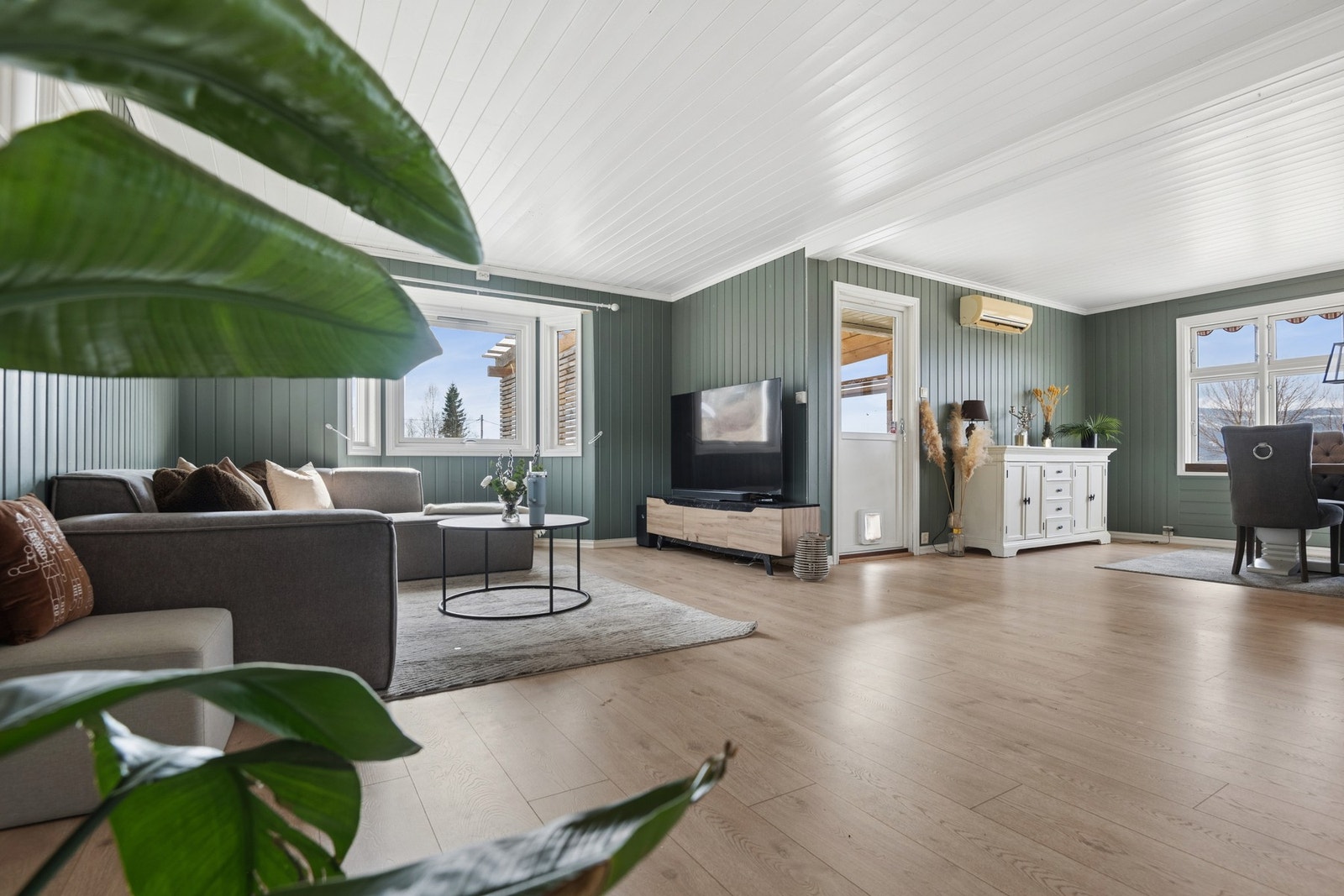 Rommet har gode møbleringsmuligheter med naturlige soner for både sittegruppe og spiseplass. Galleribilde