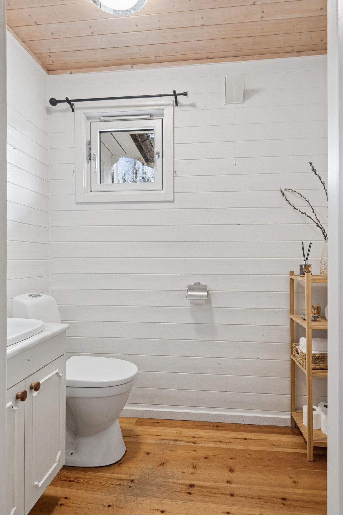 Funksjonelt toalettrom/WC i første etasje. Utstyrt med toalett og servant. Galleribilde