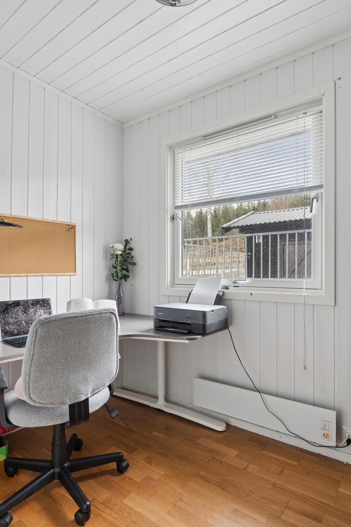 I første etasje finner man praktiske rom som egner seg godt som soverom, kontor eller gjesterom, med behagelig lysinnslipp og en funksjonell planløsning. Galleribilde