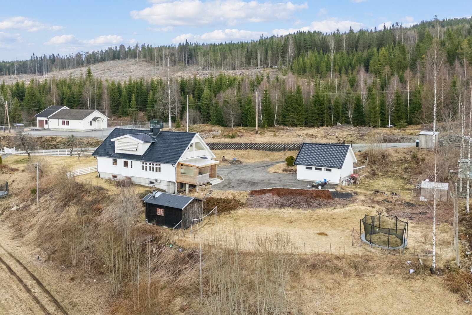 Omkringliggende skogområder byr på flotte turmuligheter året rundt, med tilgang til jaktterreng, fiskevann og et rikt friluftsliv. Galleribilde