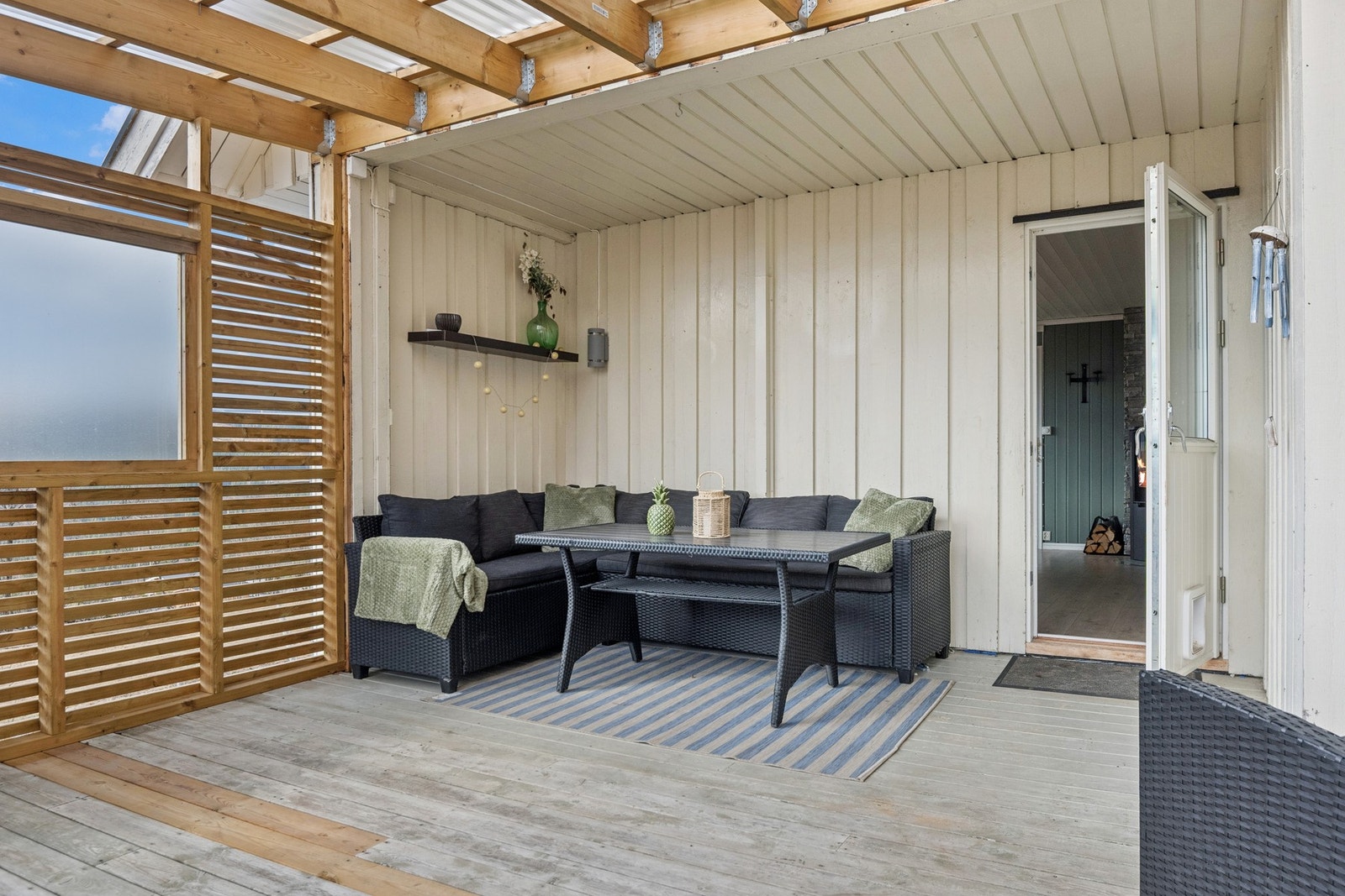 Romslig og delvis overbygget terrasse med god plass til både sittegruppe og grill. Galleribilde
