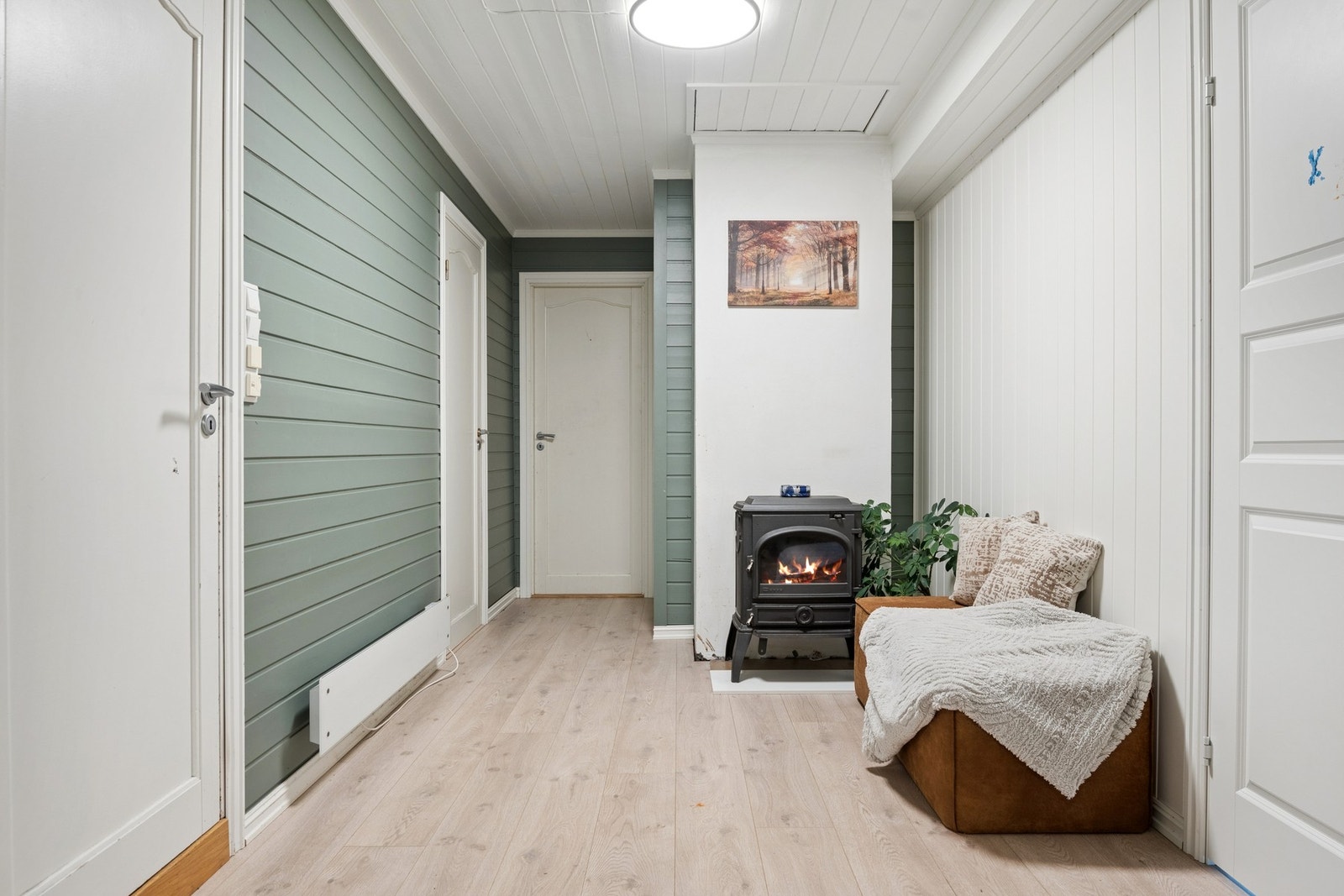 Trivelig gang/hall som med vedovn og god adkomst til soverommene. Galleribilde