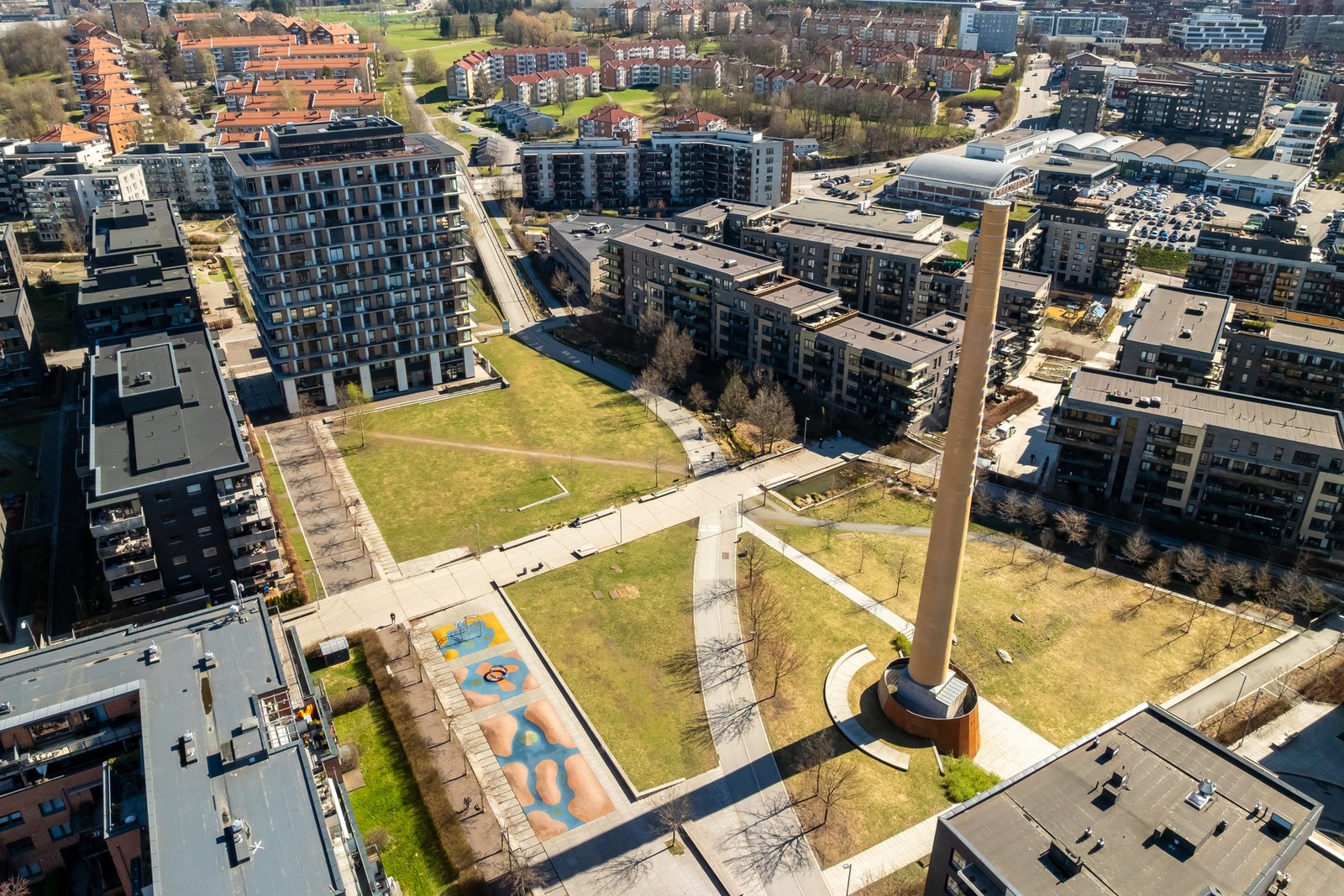 Tiedemannsparken ligger en liten spasertur unna, herfra går brua over til grøntområder på Hovin og Hovindammen. Galleribilde