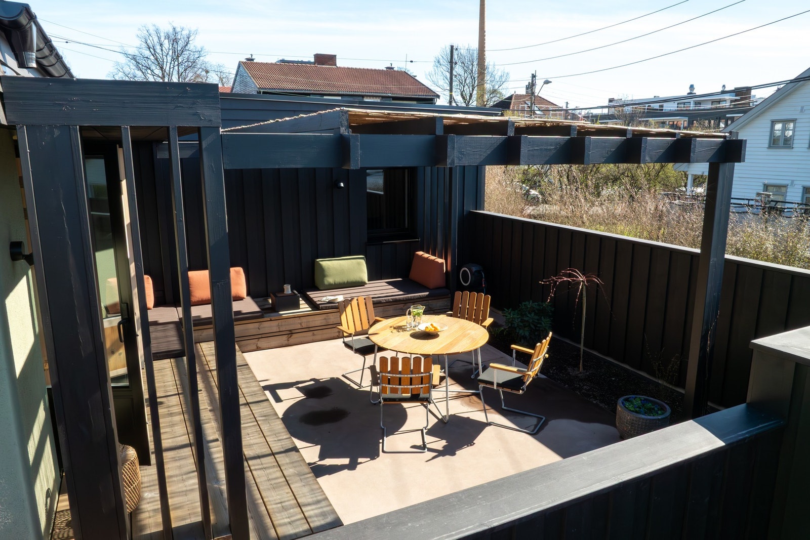 Uteplassen med pergola og vegger i atriet gjør det lunt og skjermet. Galleribilde