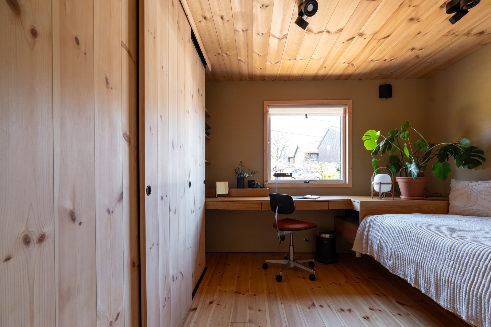 Skreddersydd skrivebord i eik. Galleribilde