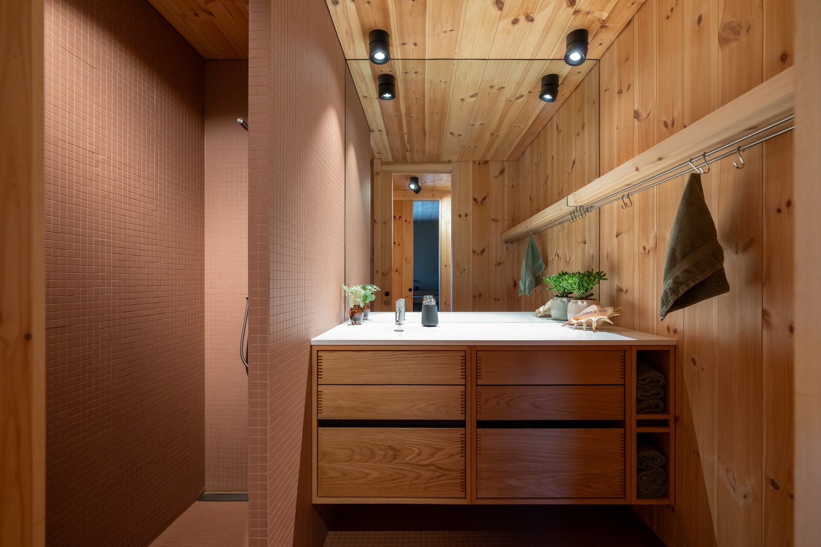 Lekkert baderom, delvis flislagt kombinert med panel. Badet har varme i gulv og mekanisk avtrekksvifte i himling. Galleribilde