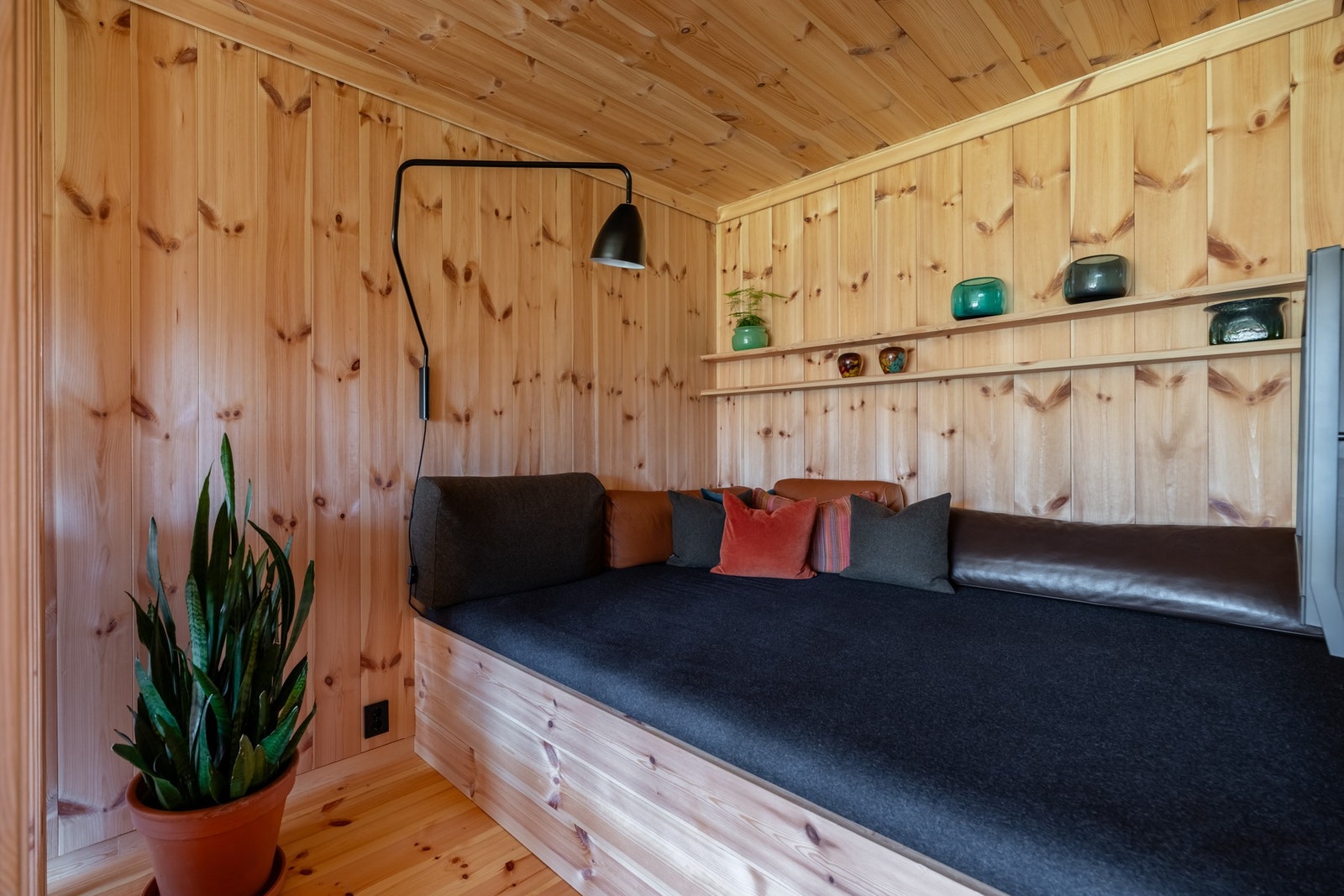 Den åpne skilleveggen gjør at du får fint med lys også inn her samtidig som du får utsynet fra vindusflaten. Galleribilde