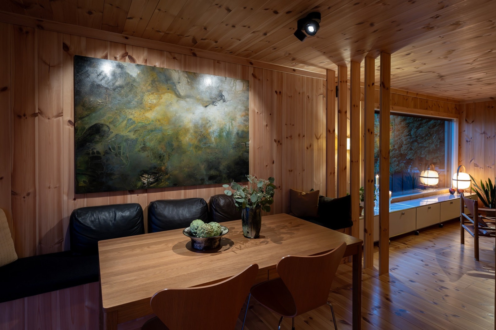 Spisesonen har plassbygd sittebenk med oppbevaring. Galleribilde