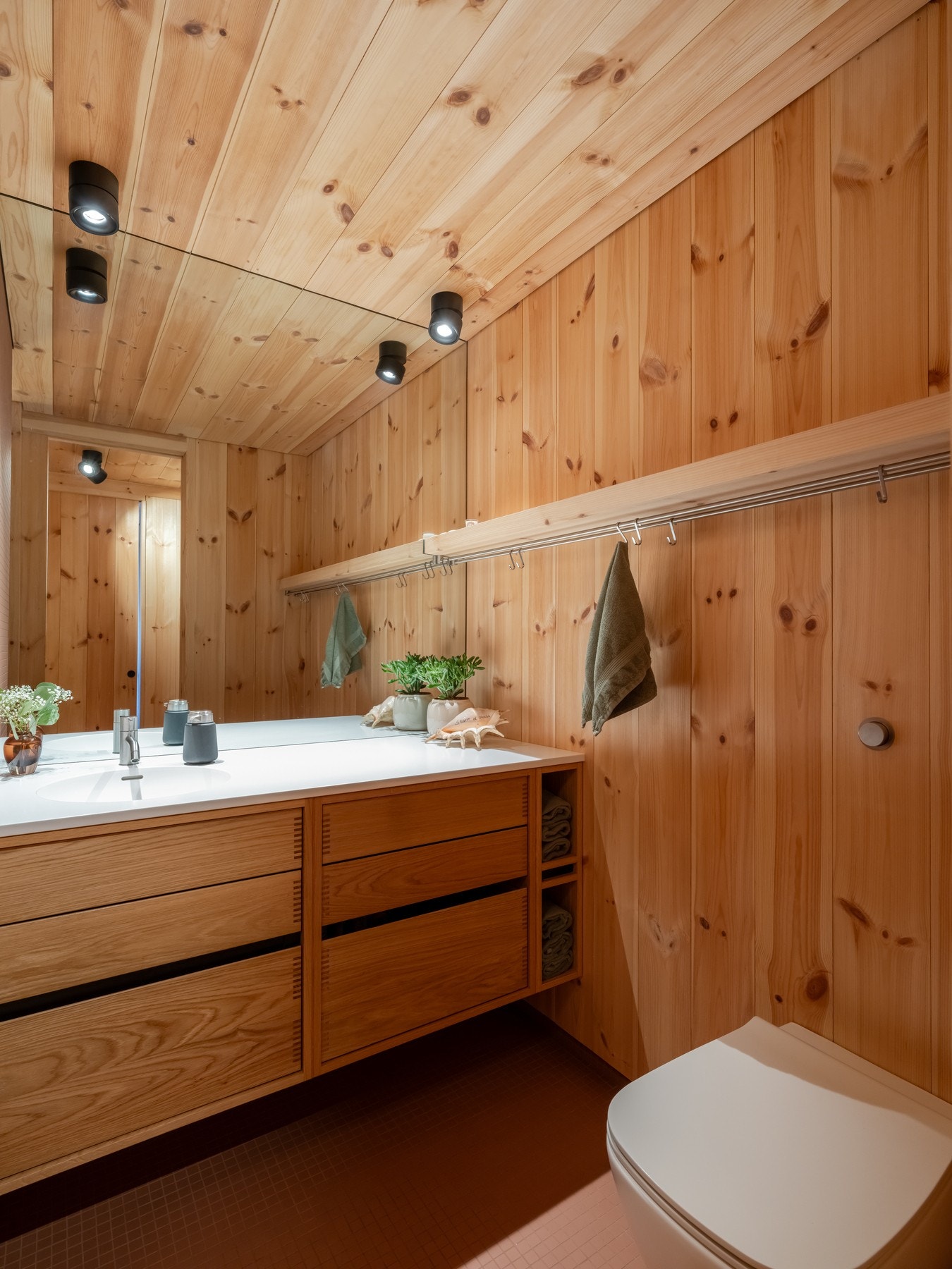 Badet har benkeskap fra uno form, benkeplate av Corian og servantarmatur fra Vola. Vegghengt toalett. Galleribilde