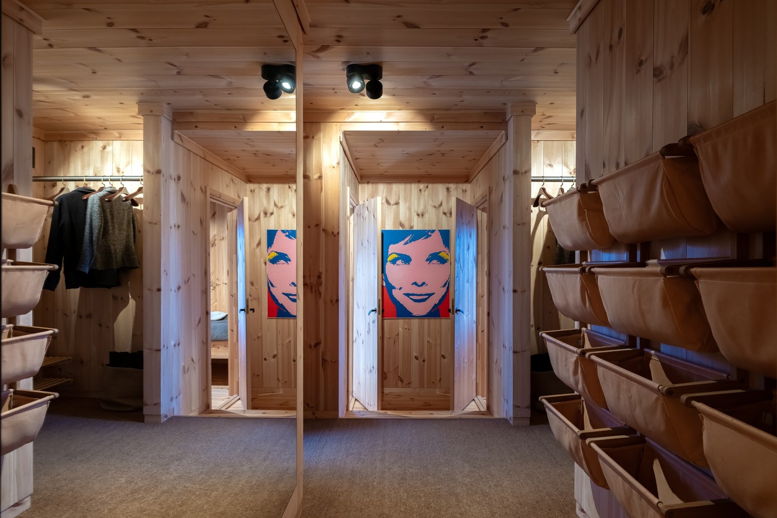 I entréen er det et par trappetrinn ned til boligens to innvendige boder. Galleribilde