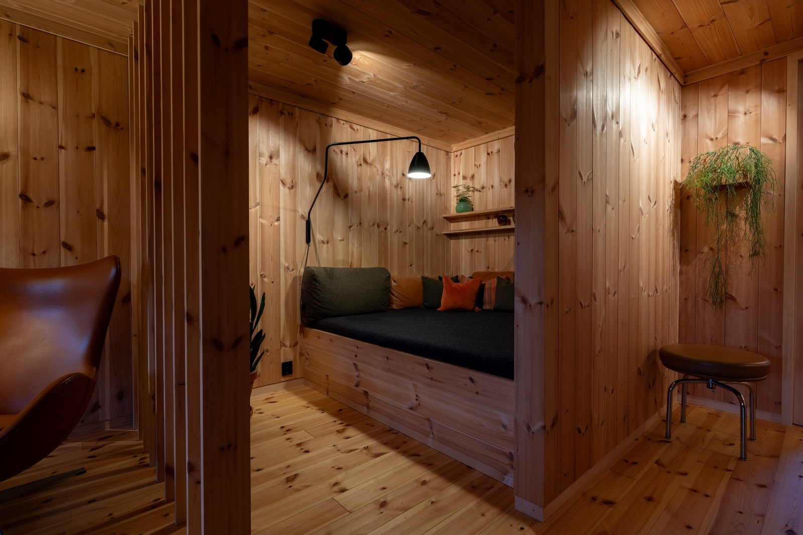 Stuen har en adskilt sone med plassbygd daybed med oppbevaring. Galleribilde