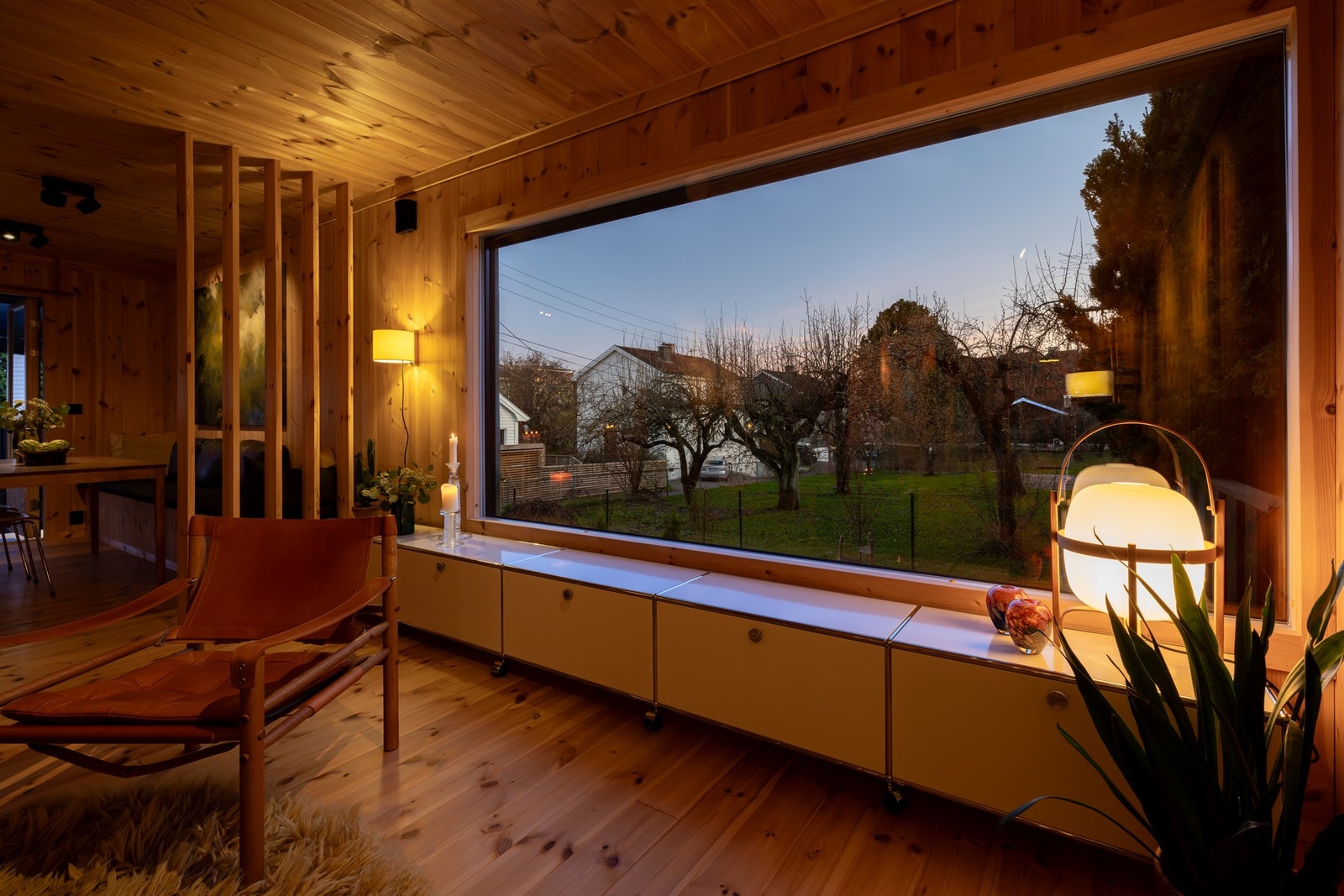 Panoramavinduet slipper naturen inn og gir godt med naturlig lys. Galleribilde