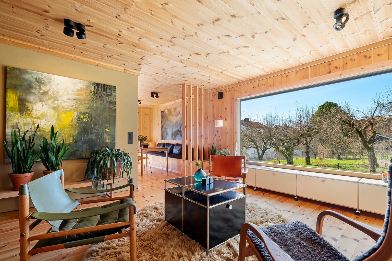 Stuen har en god og romslig planløsning. Panoramavinduet har elektrisk screen. Galleribilde