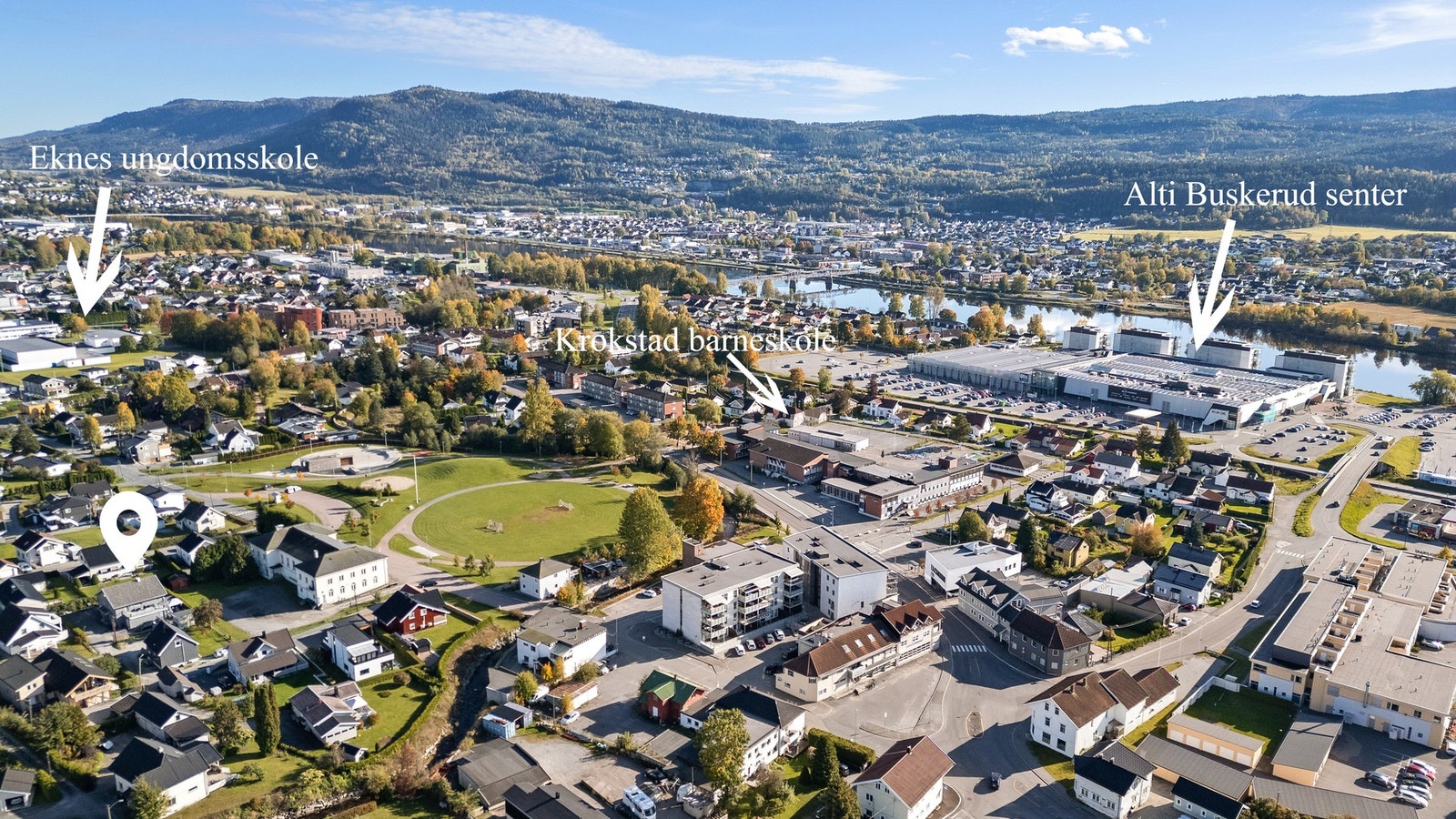 Eiendommen har en sentral beliggenhet på Krokstadelva med kort vei til både skoler, buss og butikker. Galleribilde
