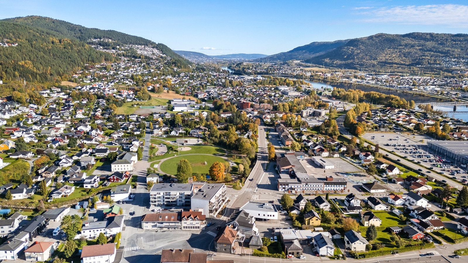 Eiendommen har en sentral plassering på Krokstadelva med gangavstand til både barne- og ungdomsskole i tillegg til en kort kjøretur til Alti Buskerud senter Galleribilde