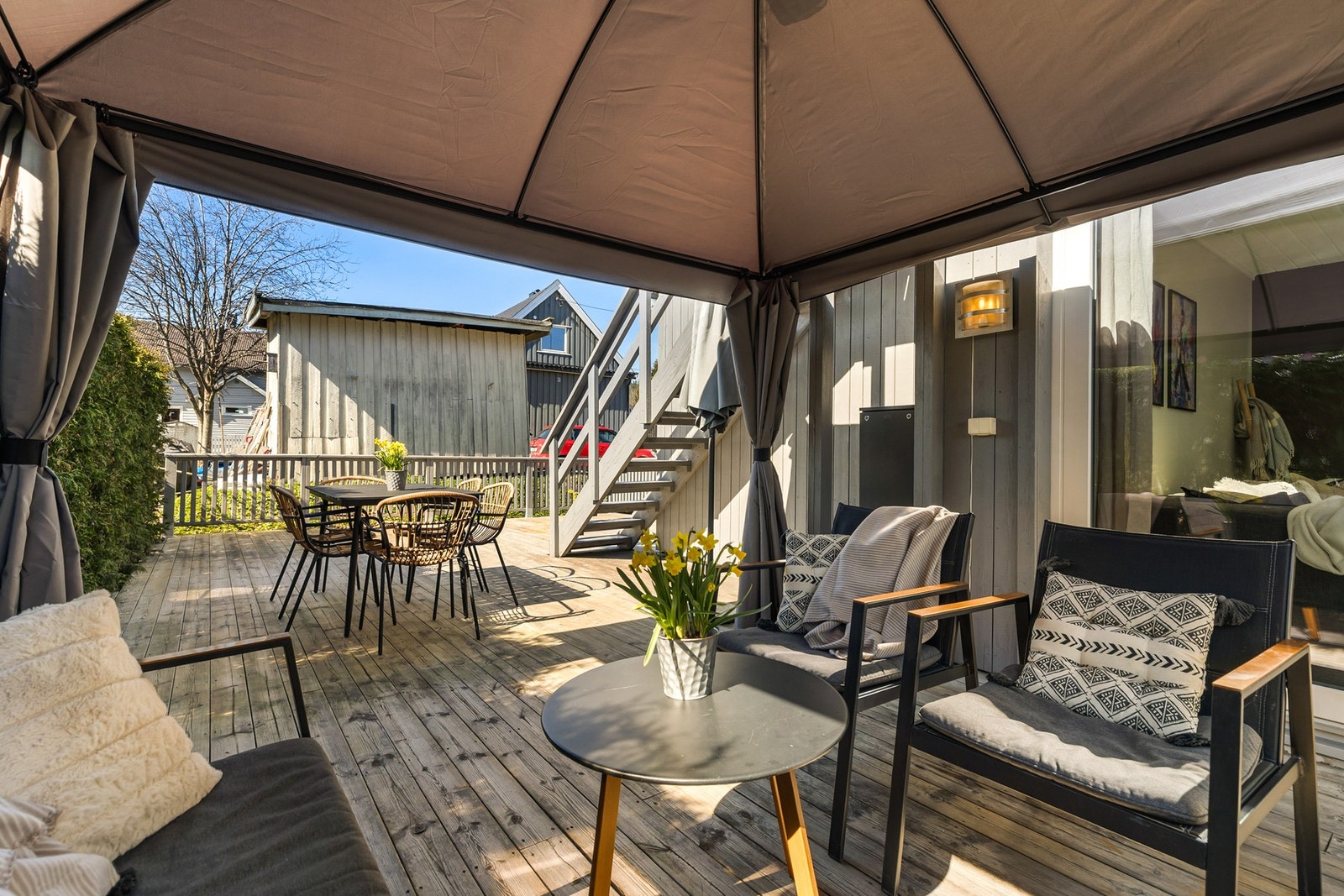 Eiendommen har flotte og skjermede uteplasser med gode solforhold. Her er det god plass til ulike utemøbler og grill. Galleribilde