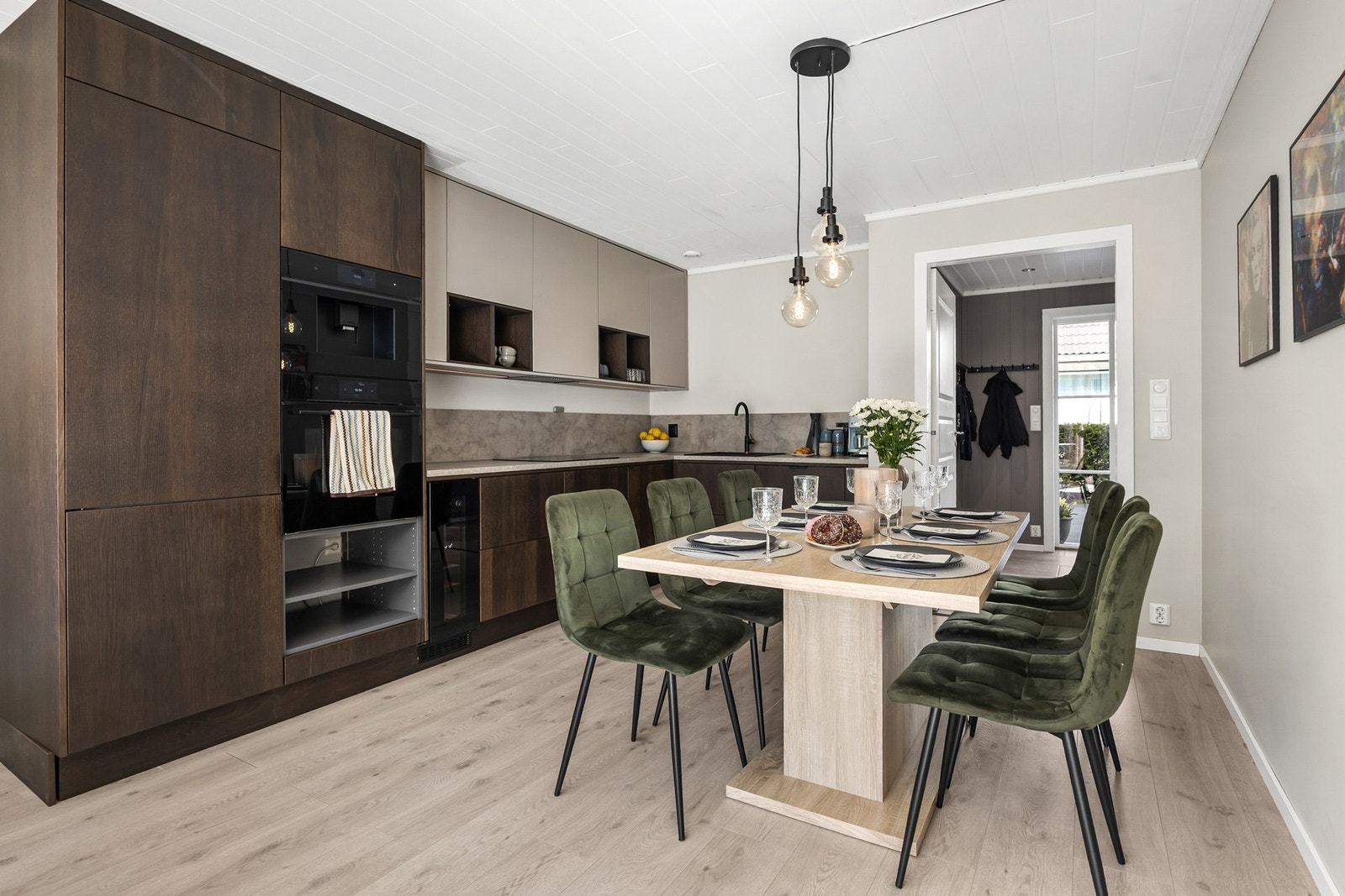 Lekker kjøkkeninnredning fra 2025 med glatte fronter og benkeplate med laminert overflate og nedfelt kjøkkenvask med armatur Galleribilde