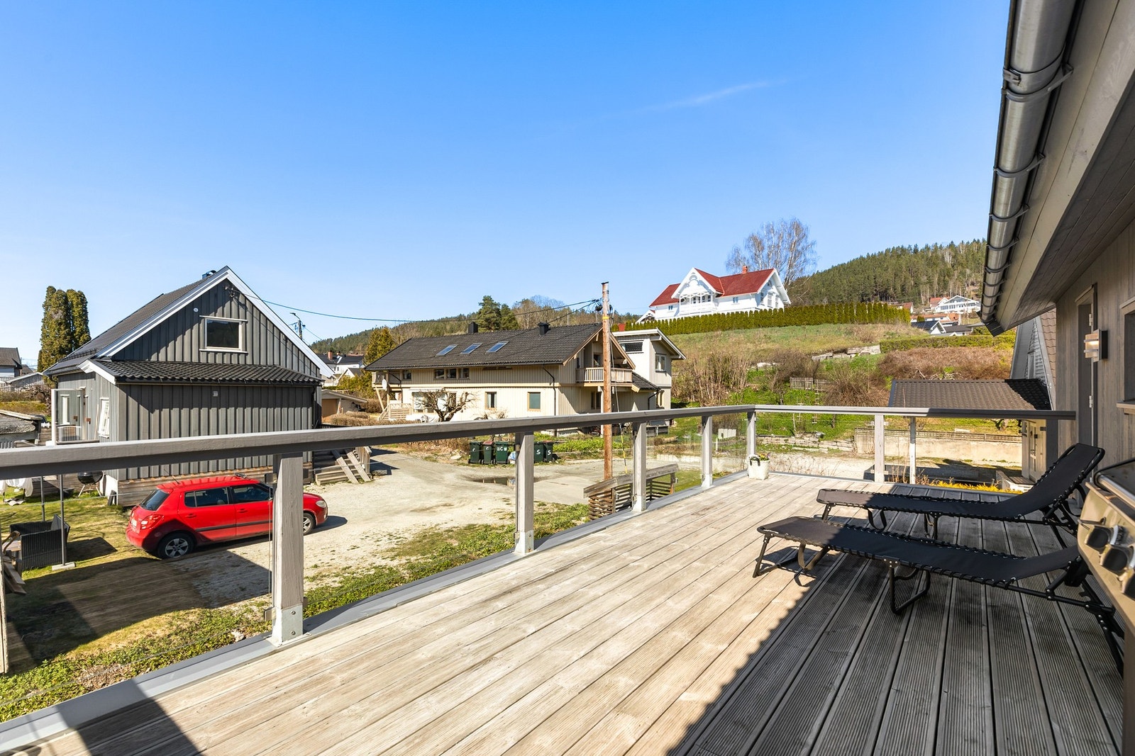 Balkongen har gode solforhold, utebelysning og utvendig stikkontakt. Galleribilde