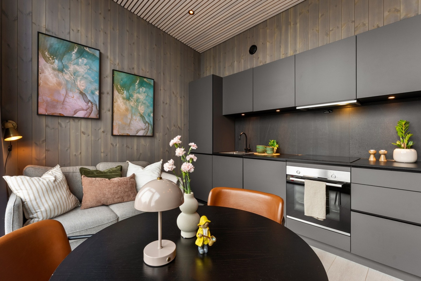 Innredningen har glatte, moderne fronter som bidrar til et rent og minimalistisk uttrykk. Galleribilde