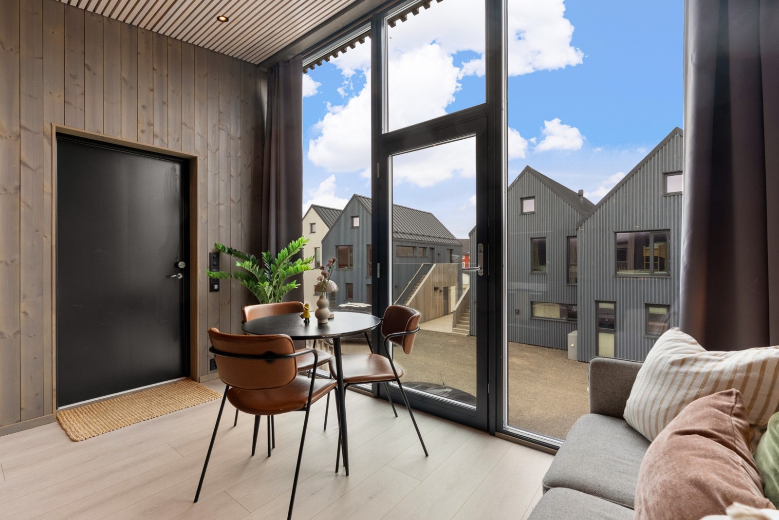 Dette gir en umiddelbar følelse av romslighet og inviterer til sosialt samvær fra første øyeblikk. Galleribilde