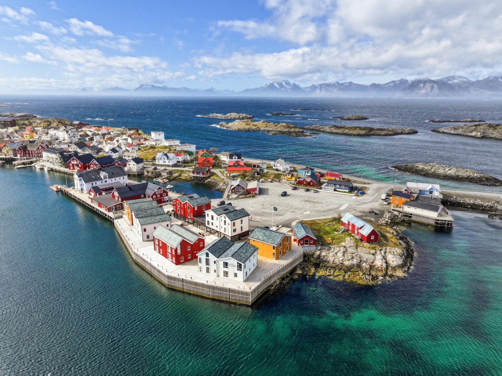 Om vinteren er Lofoten et anerkjent reisemål for skikjørere og de som vil oppleve nordlyset. Galleribilde