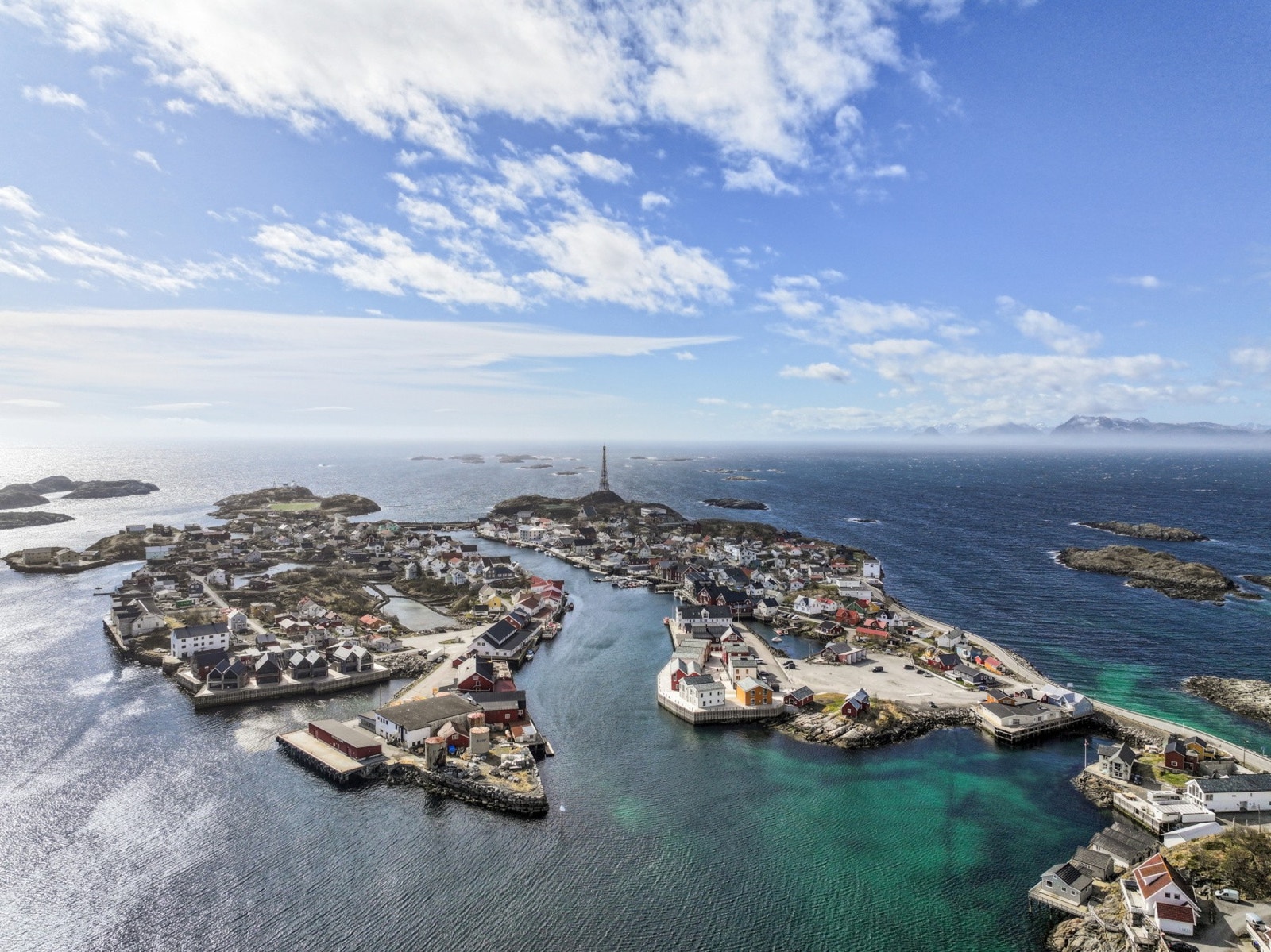 For den aktive byr området på et eldorado av muligheter året rundt. Fiske, kajakkpadling, dykking og fjellturer er populære aktiviteter. Galleribilde