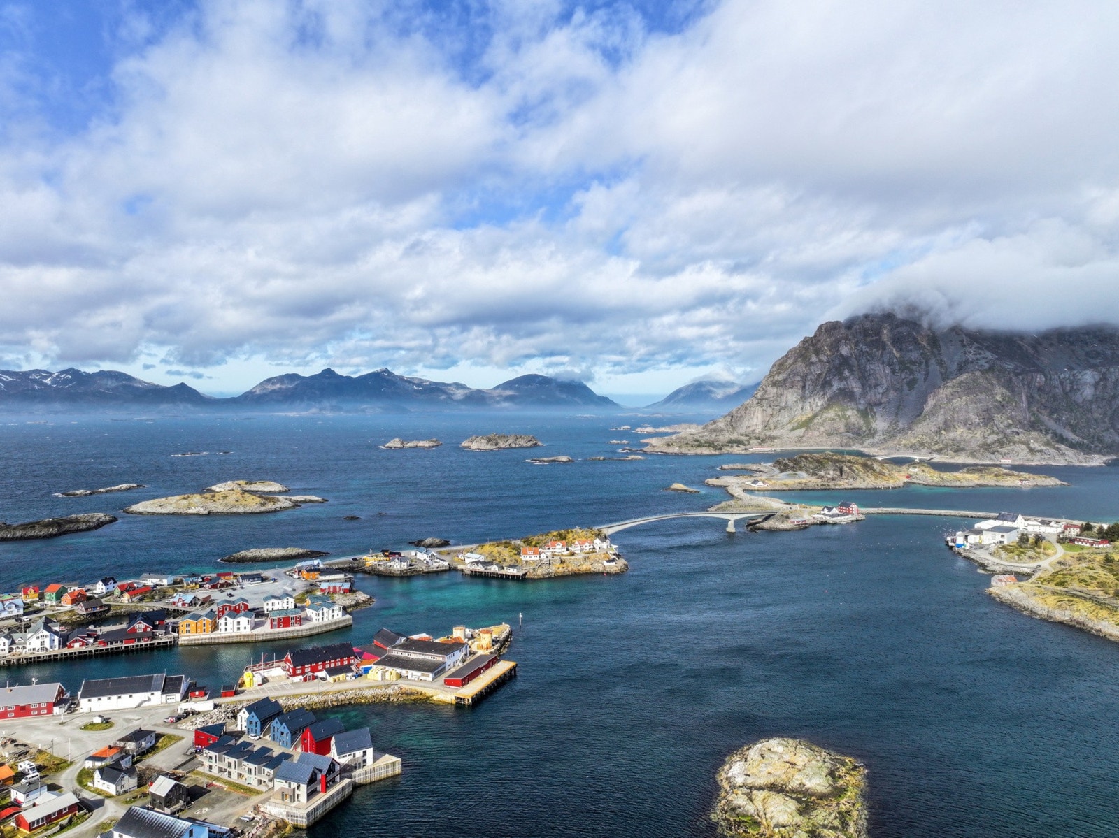 Fra eiendommen er du rett ved sjøkanten, noe som gir en umiddelbar nærhet til det maritime miljøet. Galleribilde