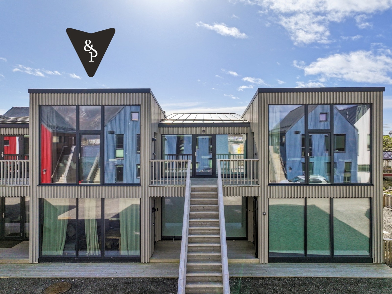 Henningsvær er et pulserende lokalsamfunn som byr på en sjelden kombinasjon av autentisk kystkultur og et moderne servicetilbud. Galleribilde