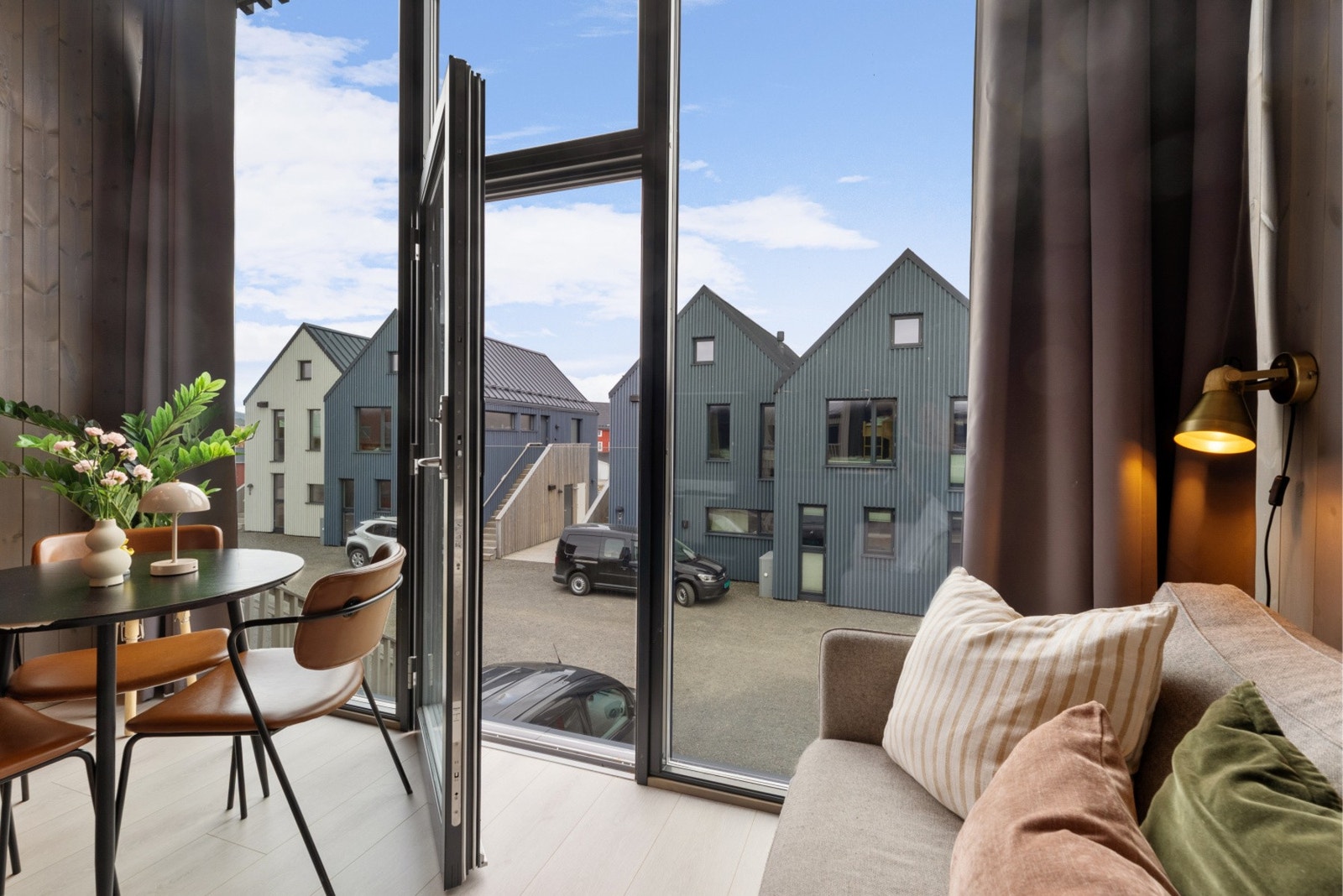 Fra stuen åpner en balkongdør opp mot de naturskjønne omgivelsene. Galleribilde