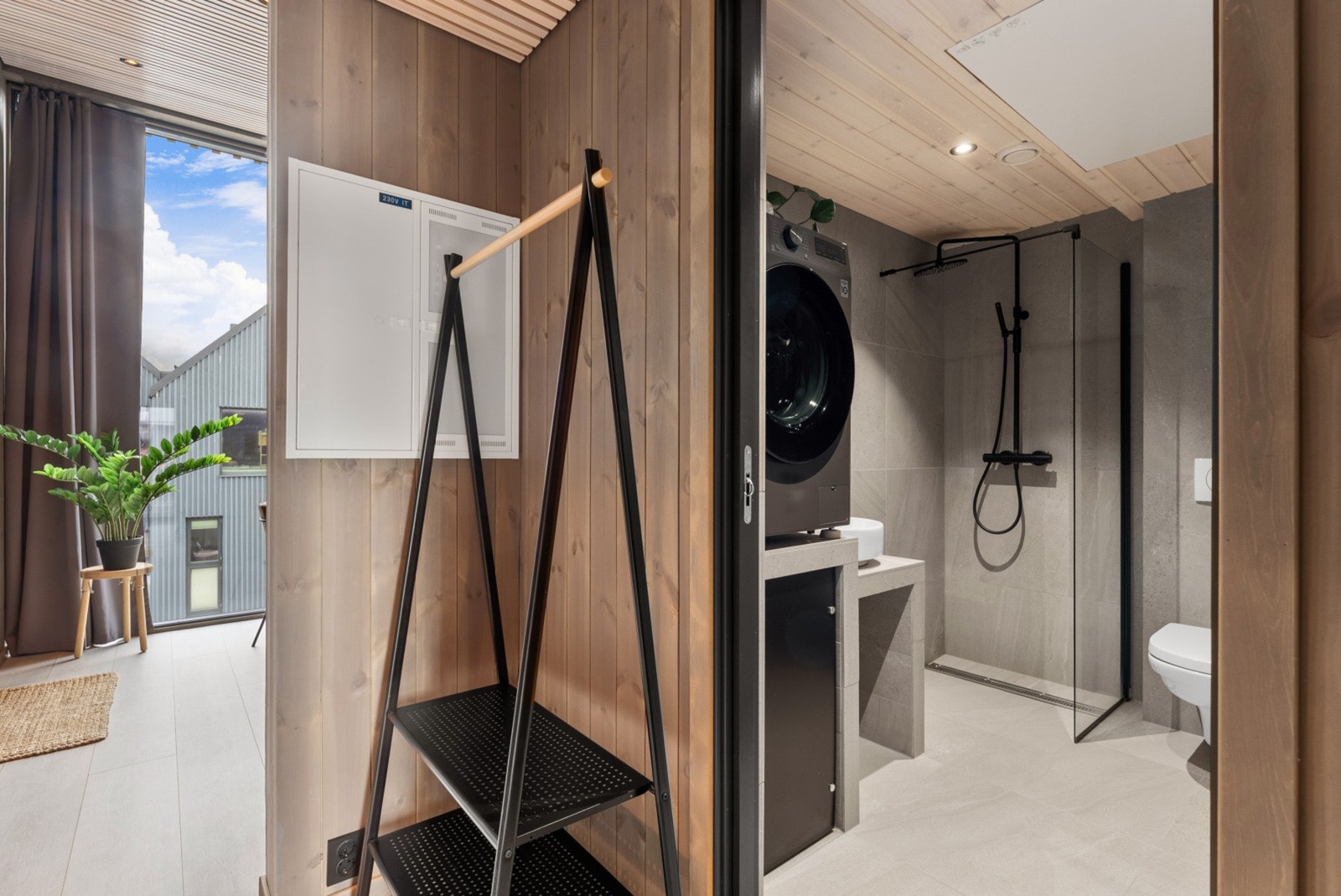 Badet fremstår som delikat og moderne, med en gjennomført og tidløs stil. Galleribilde