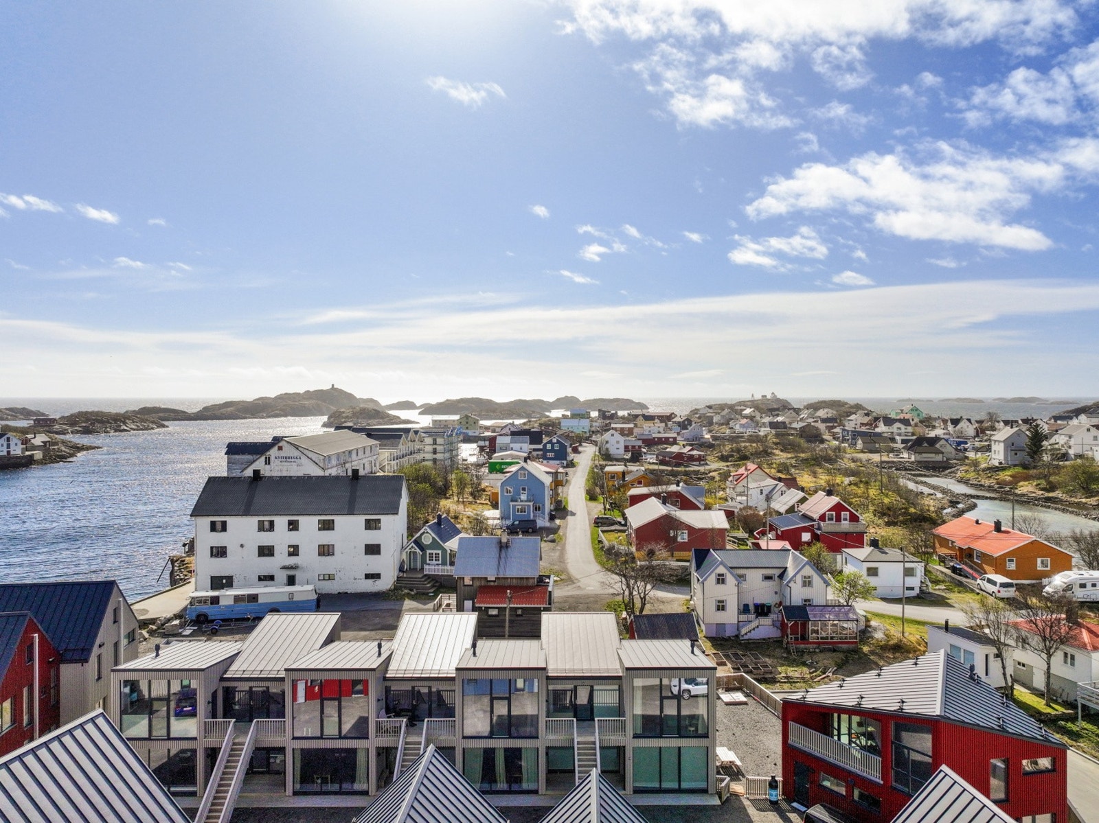 Beliggenheten er upåklagelig, med umiddelbar nærhet til havet og gangavstand til alt Henningsvær har å by på- Galleribilde