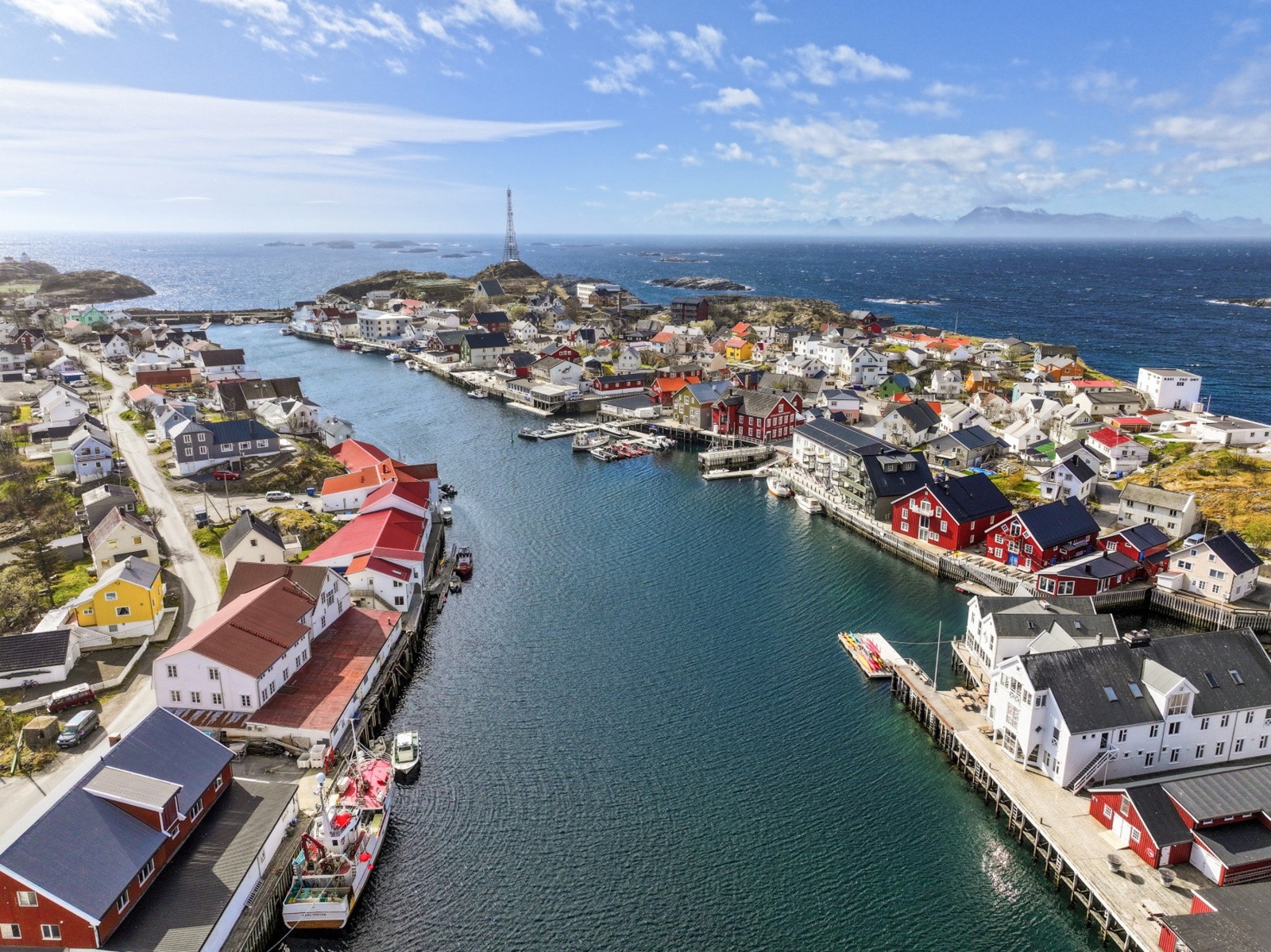 Dagligvarehandel kan enkelt gjøres på den lokale Joker-butikken, ca. 1,1 km fra boligen. Galleribilde