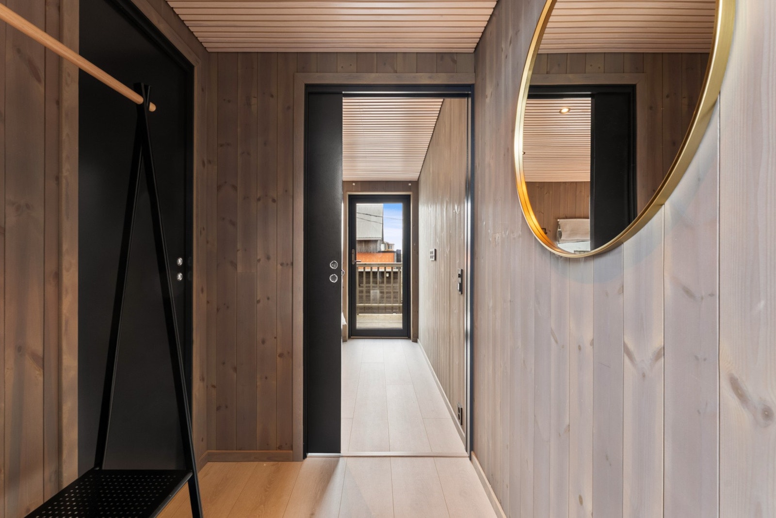 Det er plass til å henge i fra seg yttertøy. Galleribilde
