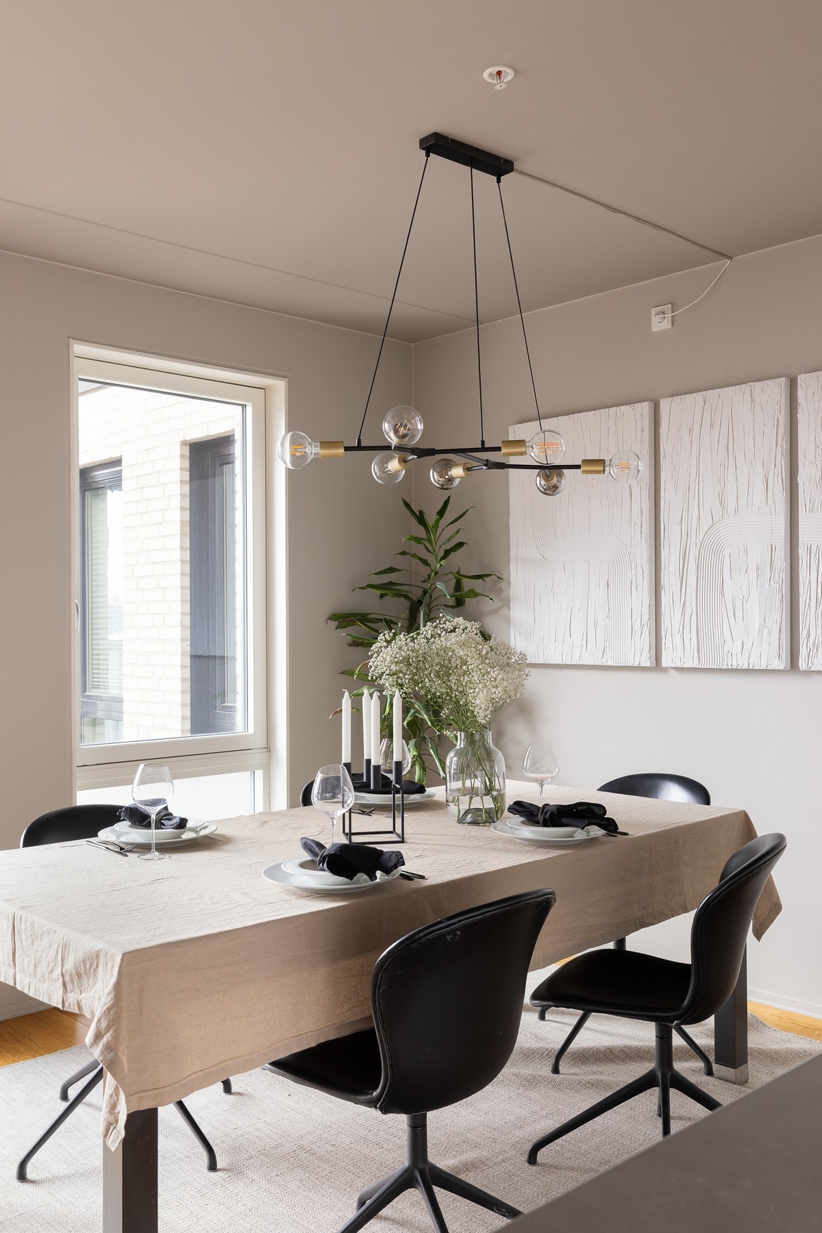 I tilknytning til kjøkkenet er det god plass til spisegruppe, noe som skaper et trivelig og sosialt samlingspunkt. Galleribilde