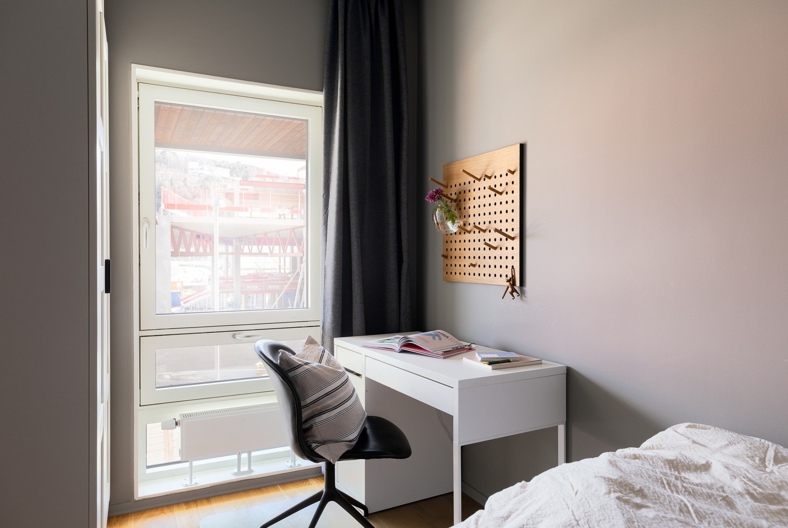 Alle soverom er utstyrt med radiatorer plassert ved vinduene, som gir et godt inneklima året rundt. Galleribilde