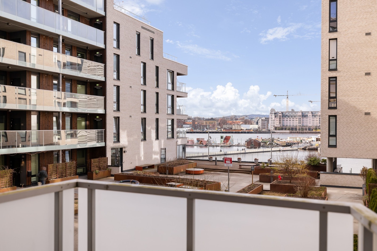 Balkongen er sjøvendt med hyggelig utsyn mot fjorden. Galleribilde
