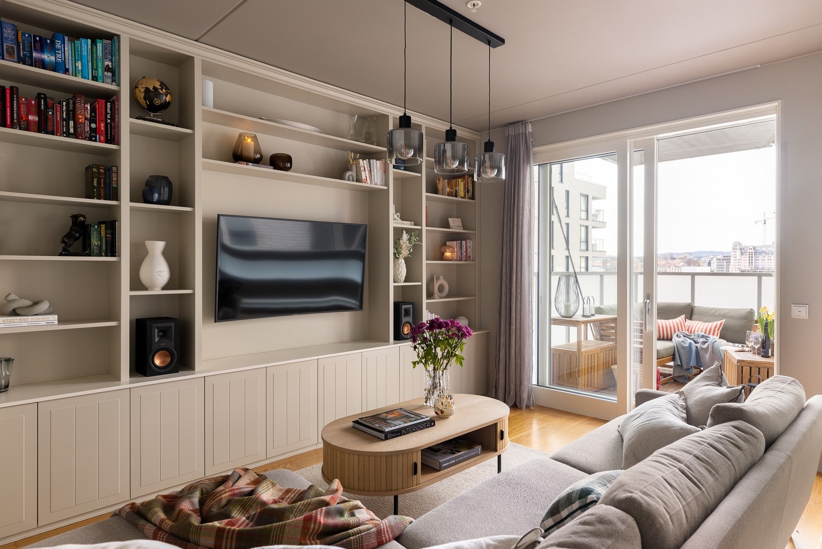 Stuen fremstår romslig og innbydende med enstavs parkett på gulv og gode møbleringsmuligheter for både sitte- og spisegruppe. Galleribilde