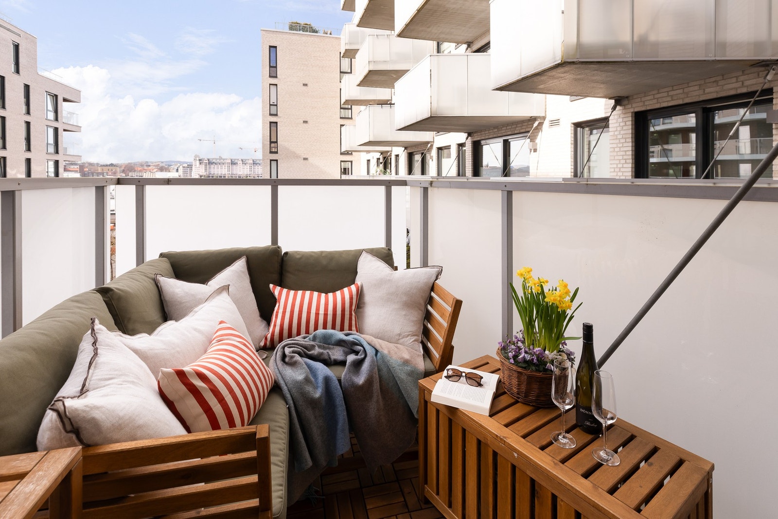 Balkongen har terrassefliser lagt i 2022 og gode solforhold med ettermiddags- og kveldssol i sommerhalvåret (ca. fra kl. 16), noe som gir fine rammer for utendørs opphold. Galleribilde