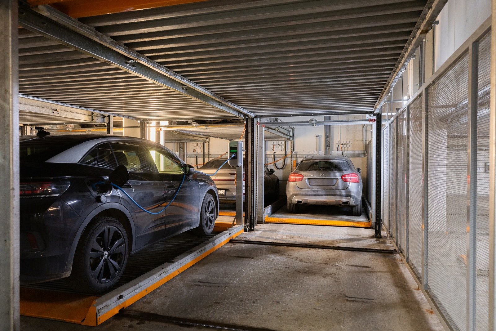 Sameiet har et moderne multiparkanlegg, og dagens eiere disponerer egen parkeringsplass. Galleribilde
