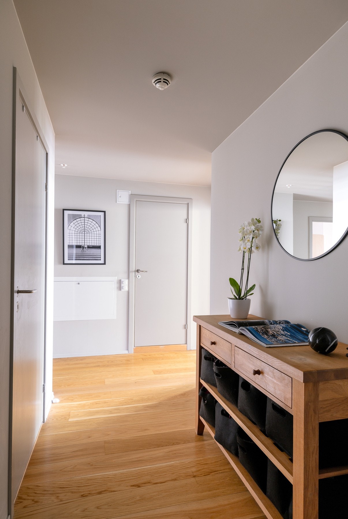 Entréen er av god størrelse og har rikelig med plass for oppbevaring av ønsket oppbevarings møblement. Galleribilde
