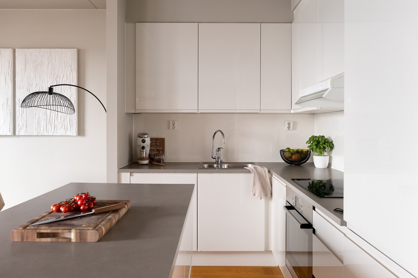Kjøkkenet har en moderne HTH-innredning med glatte fronter og laminat benkeplate med nedfelt kum i rustfritt stål. Galleribilde