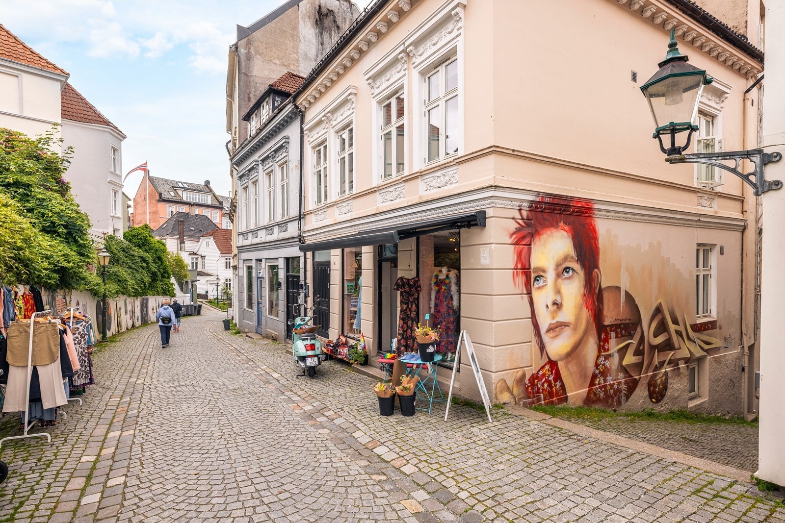 Skal en gå inn til sentrum går en gjerne via idylliske Steinkjellergaten Galleribilde
