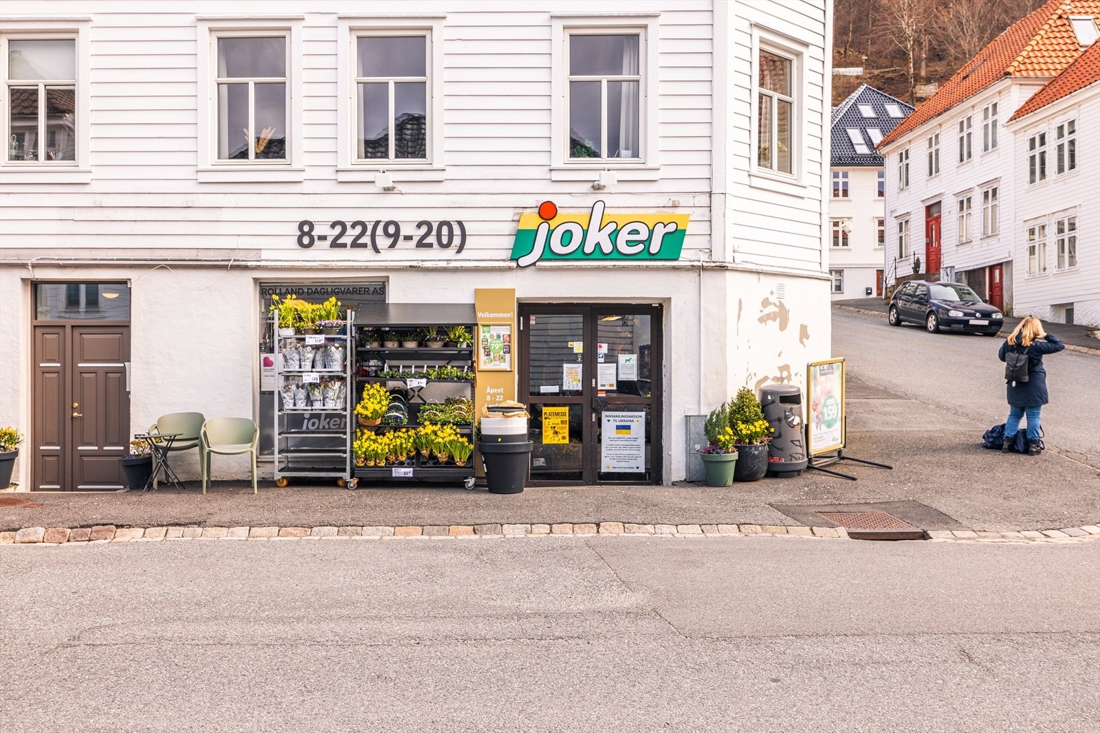 Nærbutikken, som også er søndagsåpen, er kun 20 meter fra boligen. Galleribilde