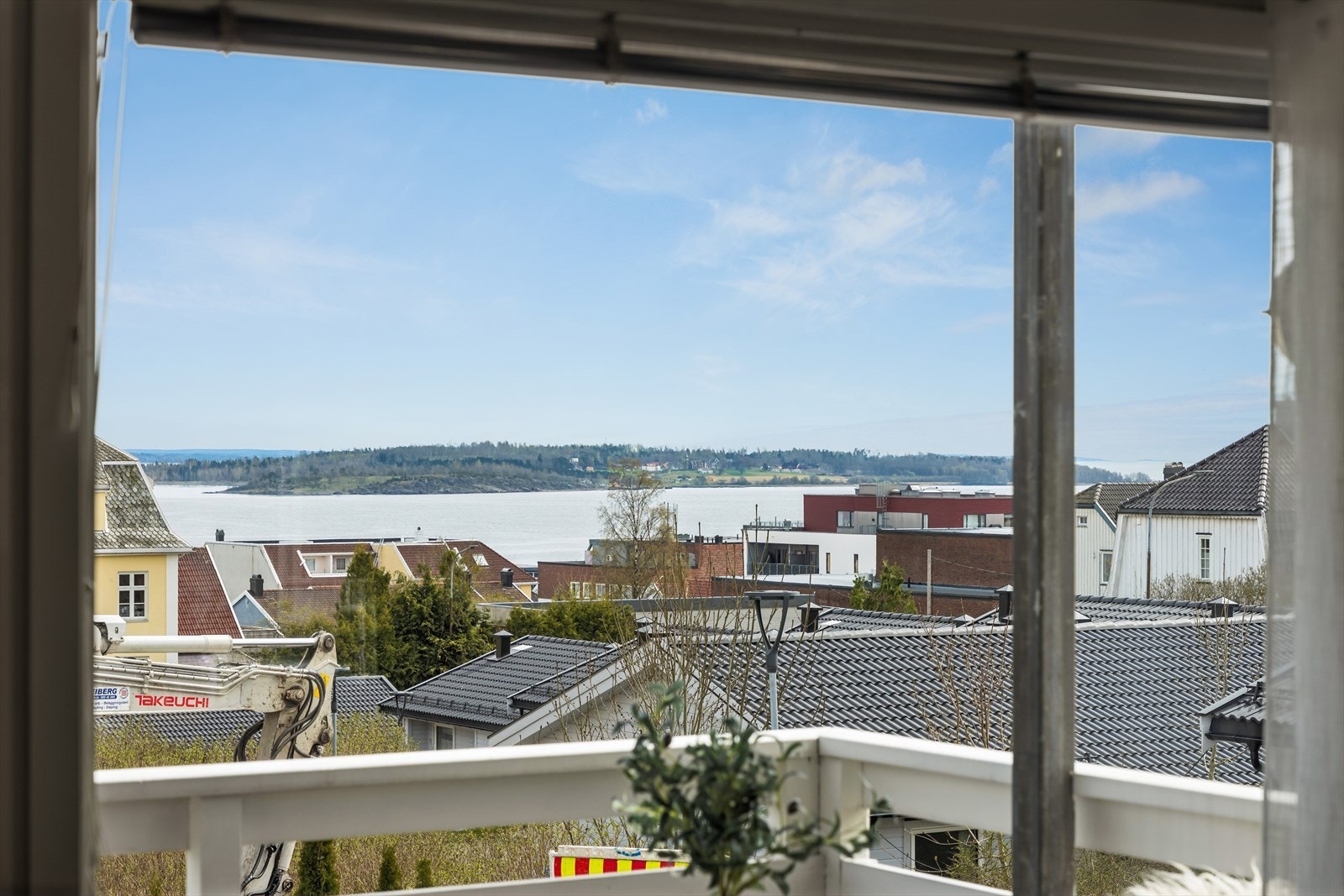 Leiligheten ligger høyt og fritt, rett ovenfor Horten sentrum, med fin fjordutsikt. Galleribilde