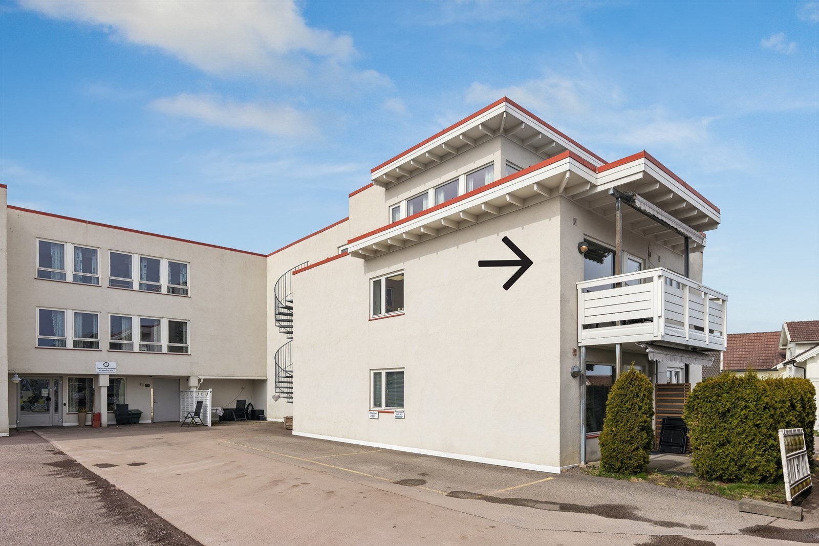 Felles inngangsparti m/porttelefon. Pilen viser beliggenheten til leiligheten. Galleribilde